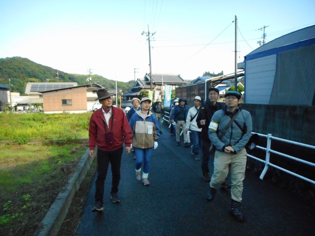 朝降っていた雨もあがり、すがすがしい中を出発。今日は中世史部会の大場さんの案内で廻ります。まず光照寺