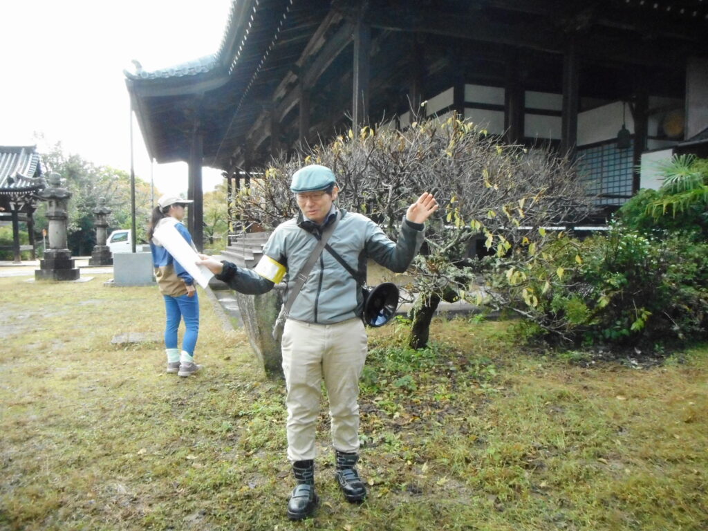 中世栄えた光照寺であったが、中世末期山名氏に焼き討ちに遭い灰燼と化した。その後再建され現在は壮麗な伽