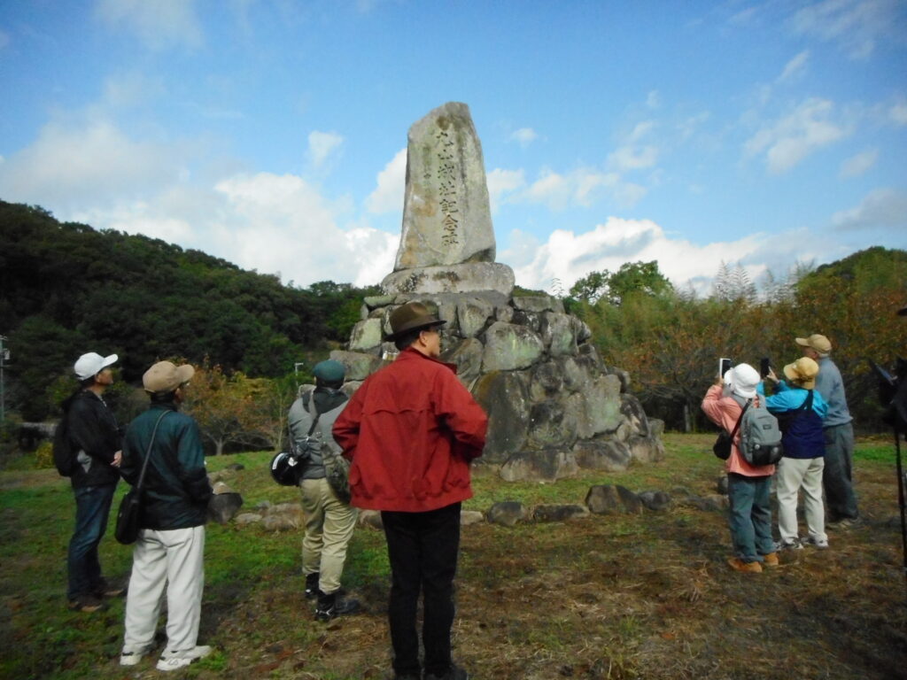 中世ここを治めた桒田氏の居城であった丸山城址で。立派な石碑が建っている。
