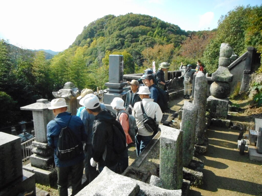 そのそばの悟真寺は桒田氏の菩提寺であり、桒田氏代々の墓が残っている。今日は行く先々で田口会長の解説も