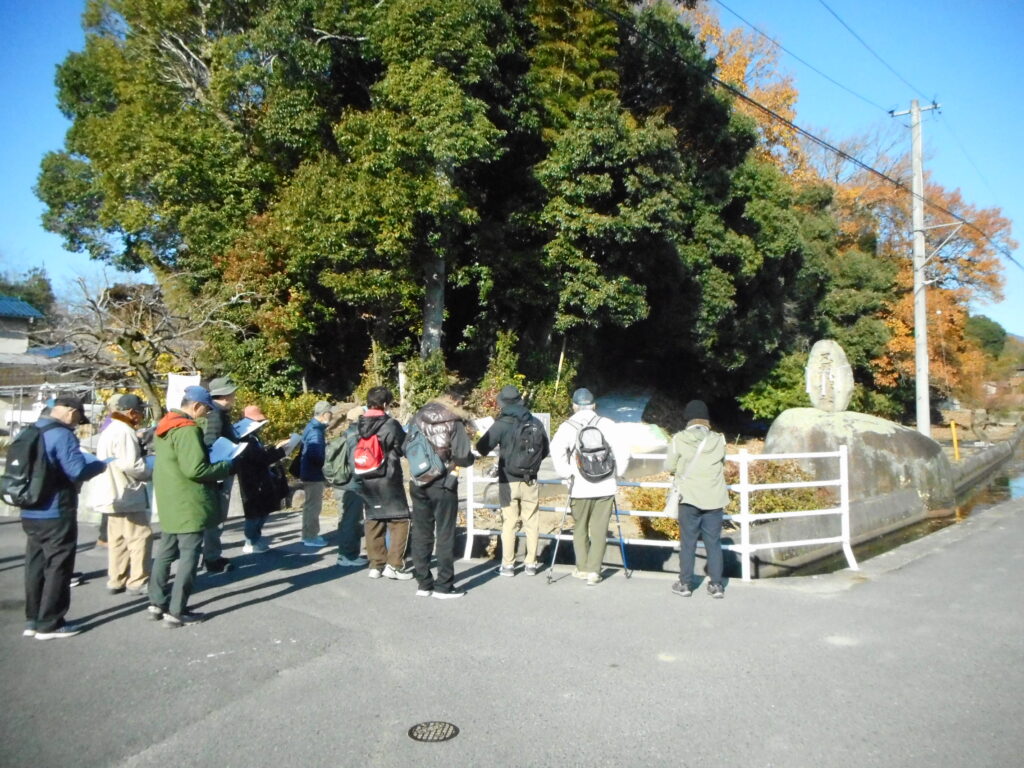 赤子岩で。赤子の足跡の様な不思議な窪みや、石を割るための矢穴が不思議な位置にある謎の多い岩ですが、篠