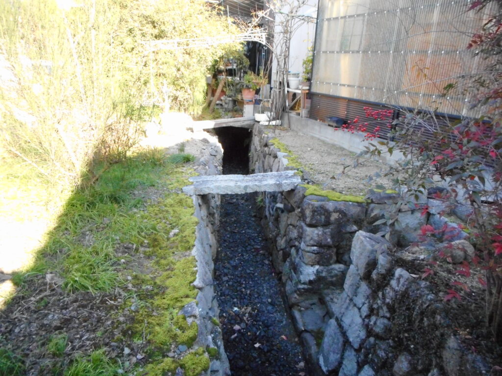 古い石積みの水路発見。こういうのもぶら探訪の楽しみでもあります。実りの多いぶら探訪でした。