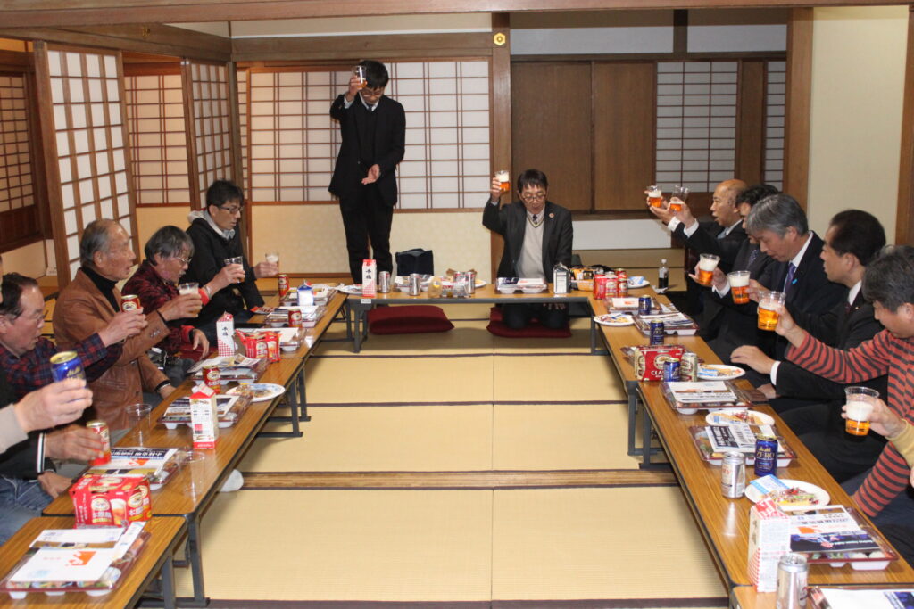 田口会長の挨拶、講演会の講師の榊課長の乾杯の音頭で開始です。