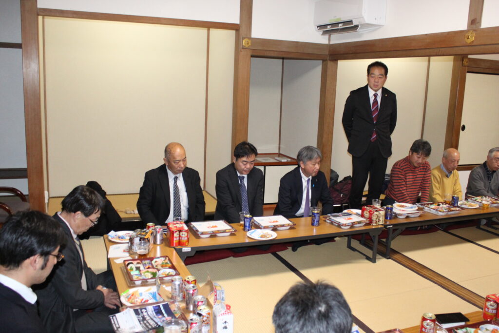 国会開催中で出席はかないませんでしたが、会員である宮沢、小林両代議士の秘書の方挨拶の後、三好県議、小