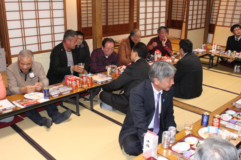 同じ興味、趣味を持つ人の望年会ですから話題は尽きず、議論にも花が咲き楽しいひと時でした。