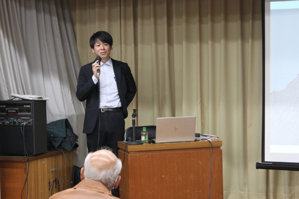 講師の村田先生はずっと庄原の佐田谷・佐田峠墳墓群の発掘調査をなされ、その結果からわかったことなどを話