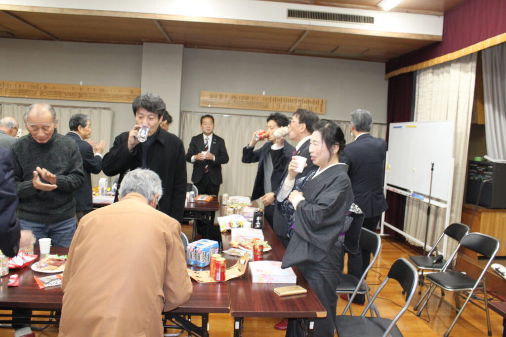 やはり会員である小畠市議の乾杯の挨拶で宴会開始です。