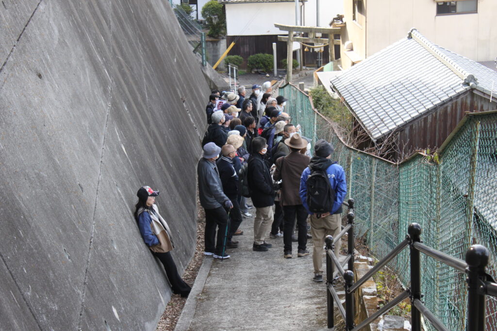 屋外に移動して、展望の良いところでこの場所がいかに海上交通の要衝であったかについて説明を受けました。