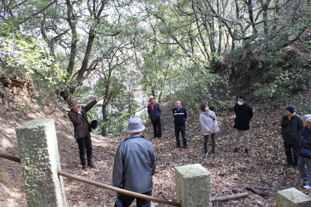 天神山城下のおおきな堀切で。当時半島の岬先端を堀切って城を築いたことが良くわかります。