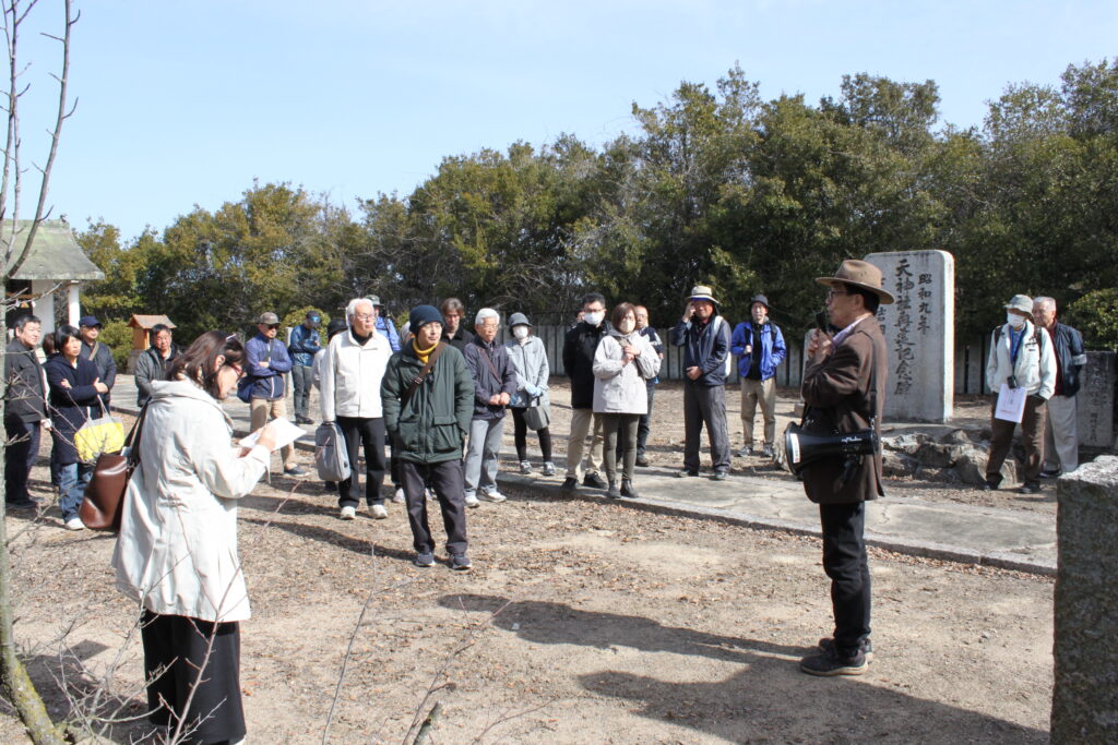 天神山城本丸跡で。平らに均され城の規模がわかります。海賊城としては絶好のロケーション。現在天神社が祀