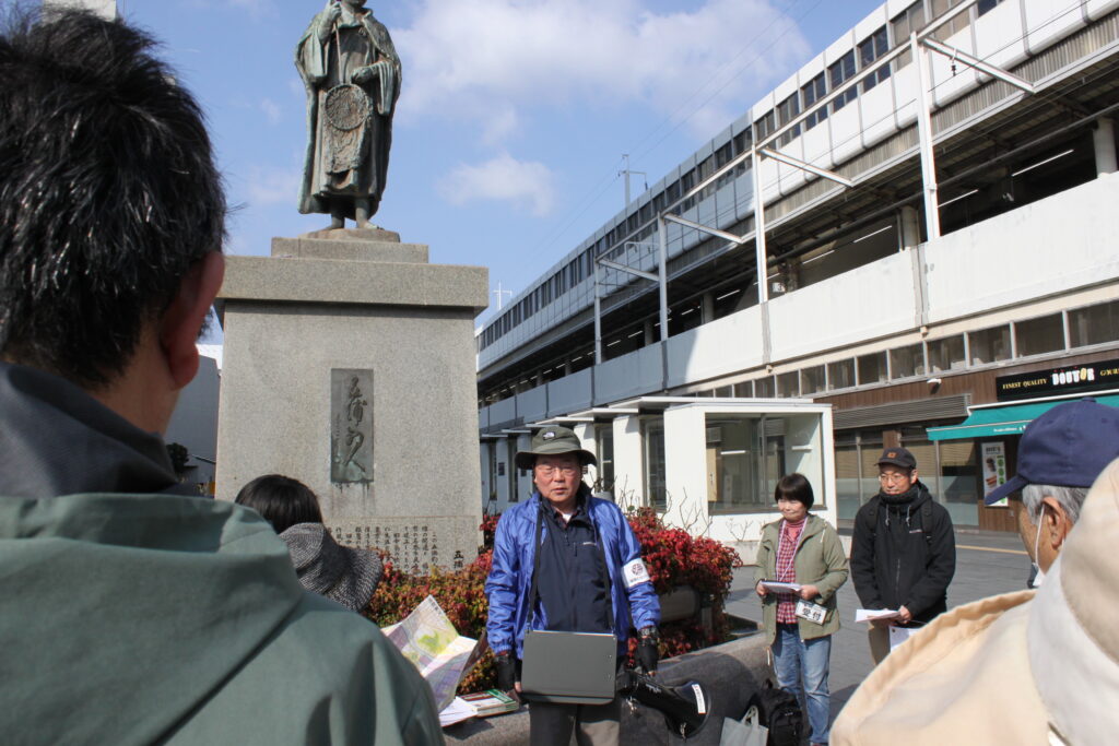 駅前の五浦釣人像前に集合。今日の案内は奥村さんです。なじみのある城下を廻るということで一般方も多く参