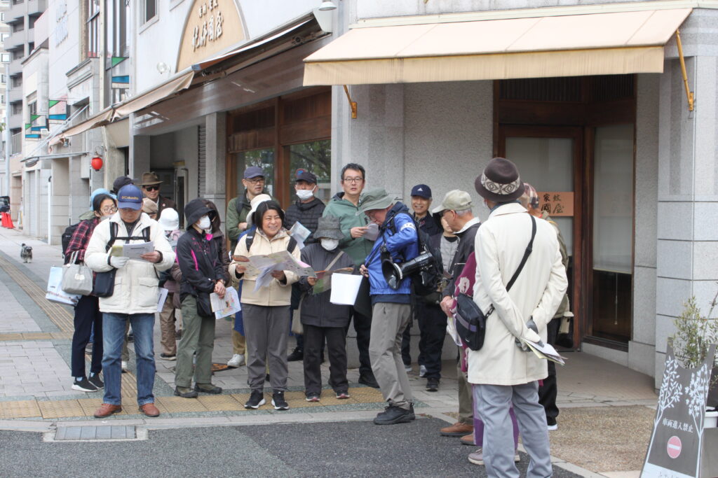 本通りの入川に掛かっていた木綿橋跡で。街中にある歴史を確認しながら、和気あいあいのぶら探訪です。街中