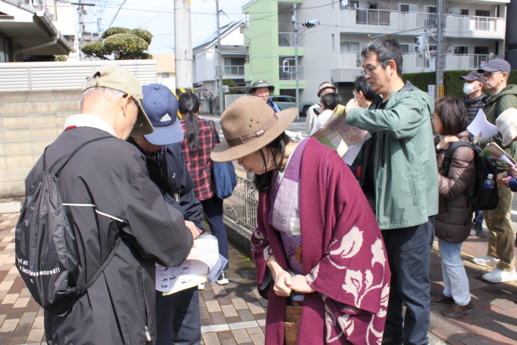 北御門跡で。参加者同士もお互い資料を見ながら確認。