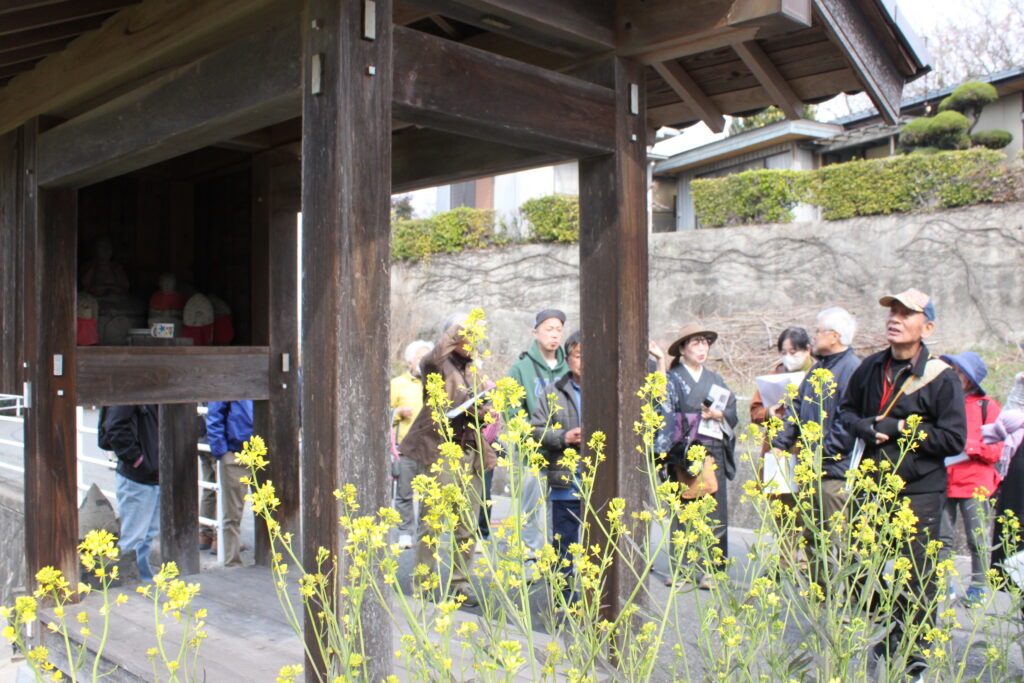 一番目に訪れたのは海岸近くにある憩亭で、近年交通の妨げにならない様小さく再建された例。でもまだ地域の