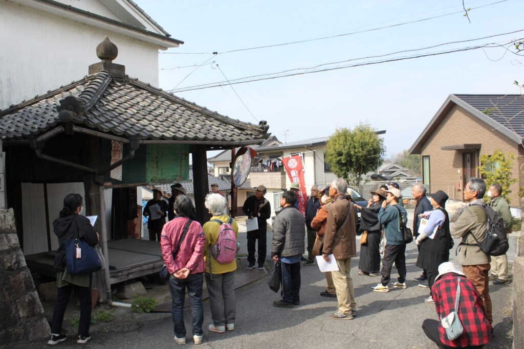 二番目と三番目は坂東（さかんとう）集落の中を通る道沿いに残っている憩亭。この憩亭は昭和七年修築のもの