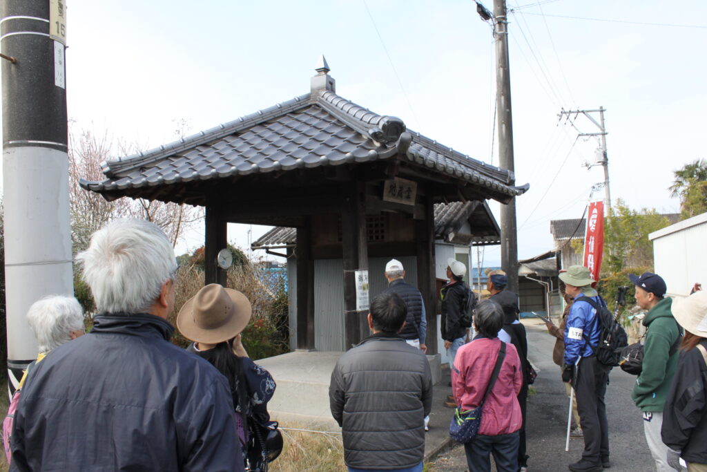 三番目のこの憩亭は平成十六年に再建のもの。この辺りでは珍しく天井張りにされている。