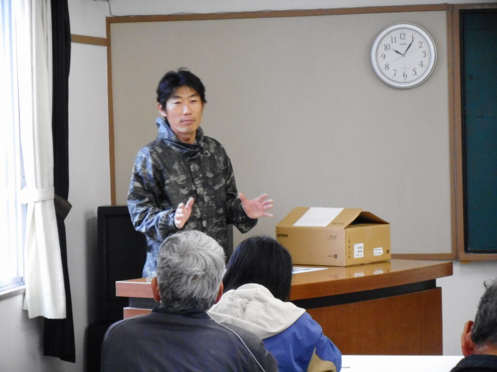 広瀬交流館の会議室で田口会長の挨拶と、杉本中世史部会長の井畑儀の現状についての簡単な説明を受け、現地