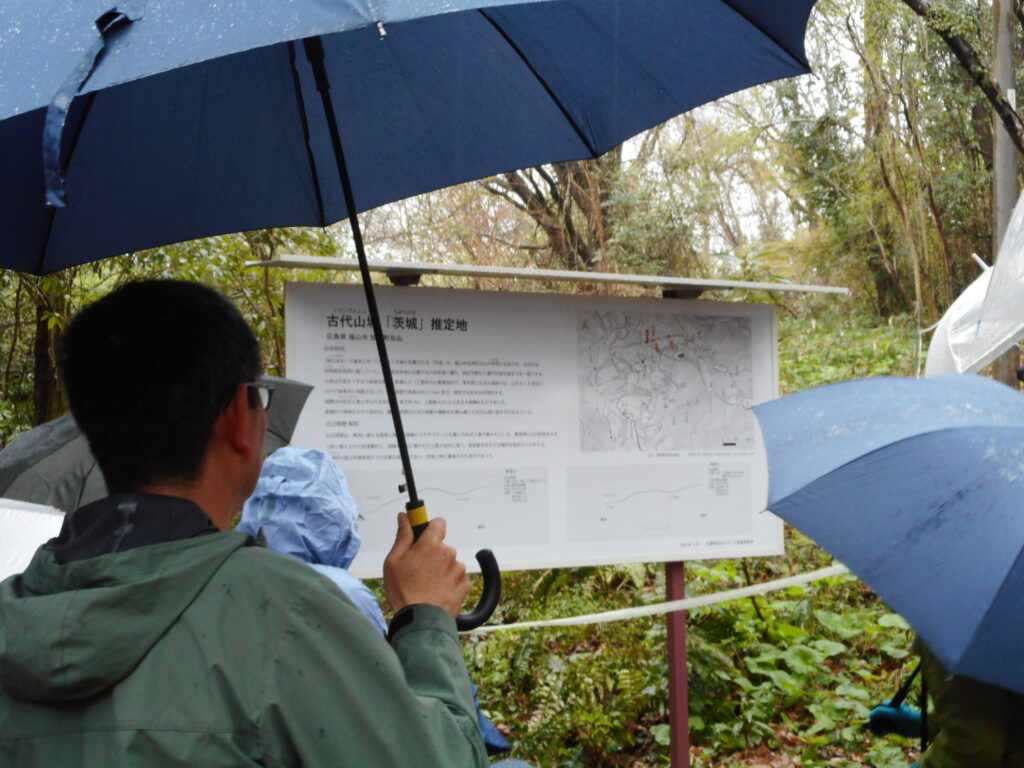 北辺城壁推定地に完成した説明版と説明を受ける参加者。よくわかる掲示板になっています。地元の人たちの熱