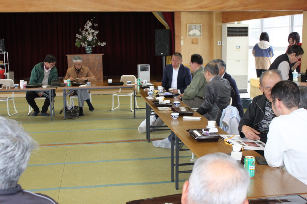 今回は送迎バスも無く、乗り合いで来られた一部の人を除きアルコール抜きの花見会となりましたが、同じ興味