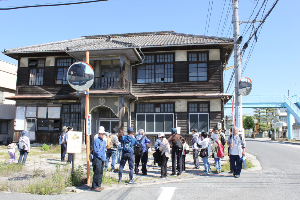 旧駅家町役場跡で。昭和5年頃作られ、福山市と合併するまで使われました。文化財と言っても良い様な建物で