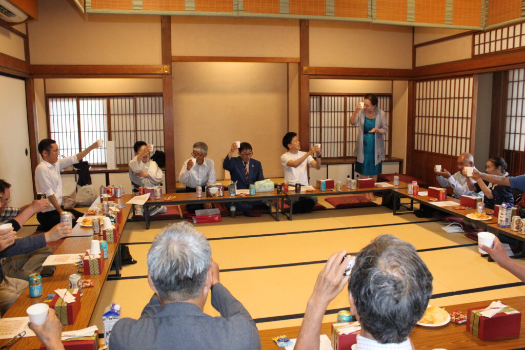 福山大学の杉原教授の乾杯の音頭で宴がスタート。杉原教授は中世備後を支配した杉原氏の御後裔でもあります